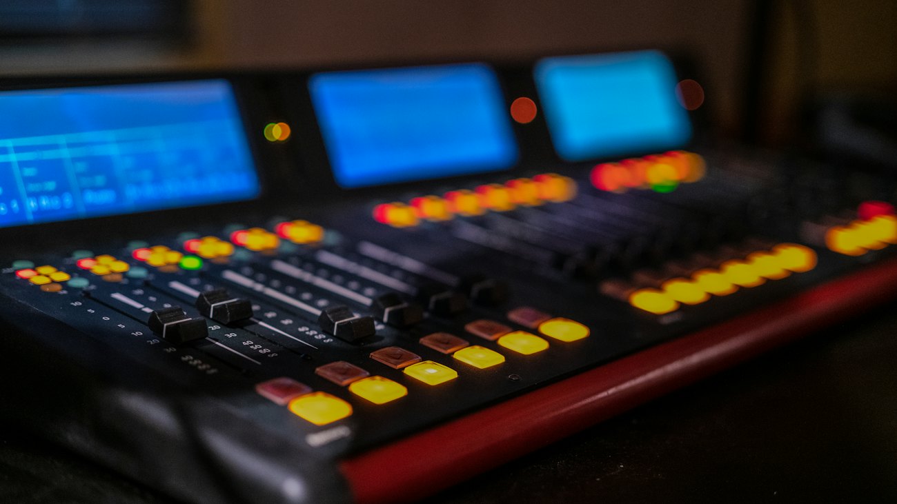Studio mixing console
